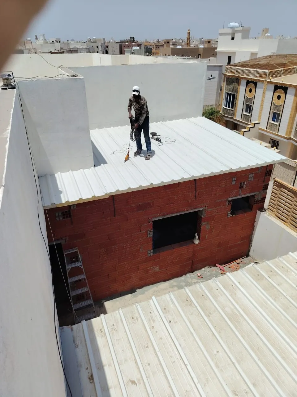 مقاول متخصص وموثوق في بناء ملاحق ساندوتش بانل بالقطيف